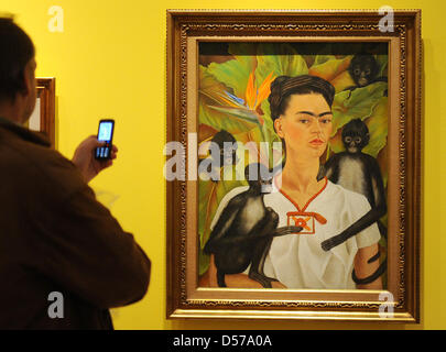 Un visiteur prend une photo de la peinture 'Portrait avec des singes" par Frida Kahlo dans une rétrospective dans le Martin-Gropius-Bau à Berlin, Allemagne, 29 avril 2010. La plus importante exposition jamais à propos de l'artiste mexicaine Frida Kahlo se visite du 30 avril au 09 août 2010. Photo : JENS KALAENE Banque D'Images