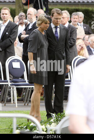 Le Prince Charles et la Princesse Laurentien des Pays-Bas assister au service commémoratif pour les victimes de l'attaque de 2009 à Queensday Apeldoorn, Pays-Bas, 29 avril 2010. La Reine a dévoilé un monument pour les sept victimes de l'attaque. Photo : Patrick van Katwijk Banque D'Images