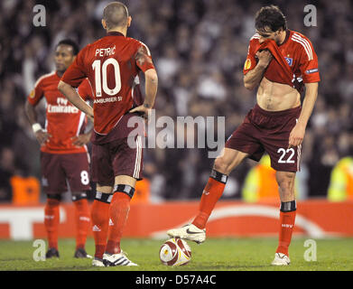 Hambourg, Ruud van Nistelrooy (R), Mladen Petric (C) et Zé Roberto (L) sont déçus après l'UEFA Europa League match retour de demi-finale match FC Fulham vs SV Hambourg à Craven Cottage stadium à Londres, Grande-Bretagne, 29 avril 2010. Fulham a gagné le match 2-1 et passe au final. Photo : Fabian Bimmer Banque D'Images