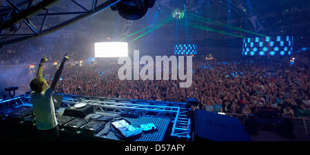DJ néerlandais Armin van Buuren fonctionne à une grande fête dans la nuit au 01 mai 2010 dans la Westfalenhalle à Dortmund, en Allemagne. Plus de 50 DJs effectuée à la 19e 'Mayday' parti à la Westfalenhalle. Photo : THOMAS FREY Banque D'Images