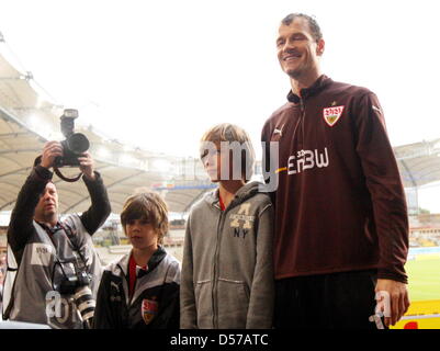 Le gardien de Stuttgart Jens Lehmann (R) dit au revoir aux fans avec ses fils Mats (L) et Lasse (C) après Bundesliga match VfB Stuttgart vs Mainz 05 chez Mercedes-Benz Arena de Stuttgart, Allemagne, 01 mai 2010. Il veut terminer sa carrière en tant que gardien de but après cette saison. Photo : Bernd Weissbrod Banque D'Images