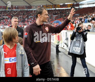 Le gardien de Stuttgart Jens Lehmann dit au revoir aux fans après Bundesliga match VfB Stuttgart vs Mainz 05 chez Mercedes-Benz Arena de Stuttgart, Allemagne, 01 mai 2010. Sur la gauche est son fils lasse. Jens Lehmann veut terminer sa carrière en tant que gardien de but après cette saison. Le match s'est terminé 2-2. Photo : Bernd Weissbrod Banque D'Images