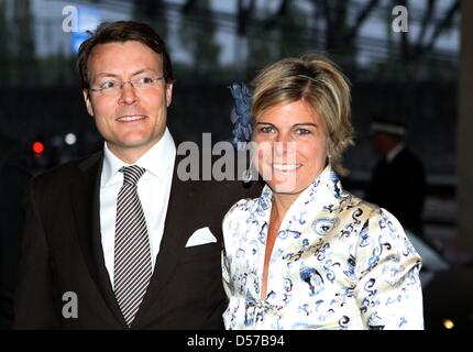 Le Prince Constantijn des Pays-Bas (L) et de la Princesse Laurentien des Pays-Bas (R) assister à la remise des prix du World Press Photo 2009 à Amsterdam, Pays-Bas, 01 mai 2010. La cérémonie de remise des prix est précédé d'un programme de deux jours de conférences, de débats et de projections de la photographie. L'exposition de la photographie sera montrée à l'Oude Kerk à Amsterdam Banque D'Images