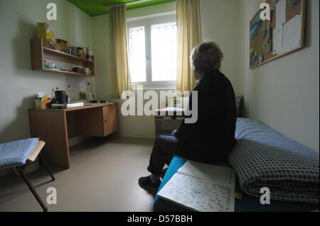 Un détenu de la prison de femmes de Chemnitz, Allemagne, 03 mai 2010. La prison centrale pour les femmes des états fédéraux, Saxe, Saxe-Anhalt et Thuringe sera élargi à des coûts de 40 millions d'euros en 2014. Plus de 200 femmes sont actuellement emprisonnées à Chemnitz, le nombre doit être le double quand l'expansion sera terminée. Photo : Peter Endig Banque D'Images