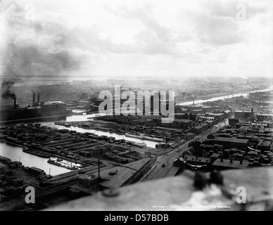 Une photographie historique prise depuis la cheminée de la Street Railway Power House à Montréal, Canada, en 1896. L'image offre une vue panoramique de la ville, capturant les rues, les drapeaux et les bâtiments de l'époque. Banque D'Images