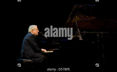 Le pianiste et compositeur américain Randy Newman effectue au Admiralspalast à Berlin, Allemagne, 03 mai 2010. Le concert a été le seul concert allemand qu'il a occupé. Photo : Klaus-Dietmar Gabbert Banque D'Images