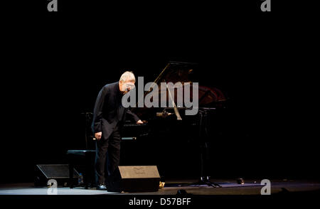 Le pianiste et compositeur américain Randy Newman effectue au Admiralspalast à Berlin, Allemagne, 03 mai 2010. Le concert a été le seul concert allemand qu'il a occupé. Photo : Klaus-Dietmar Gabbert Banque D'Images