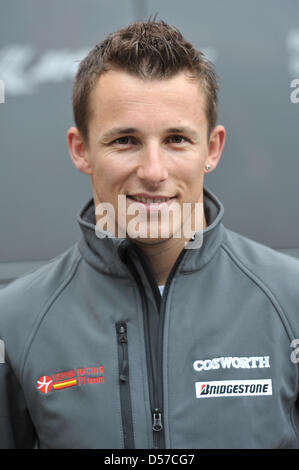 Pilote d'essai autrichien Christian Klien de Hispania Racing sourit dans le paddock du circuit de Catalogne à Barcelone, Espagne, 06 mai 2010. 2010 Le Grand Prix de Formule 1 d'Espagne est tenue le 09 mai 2010. Photo : David Ebener Banque D'Images