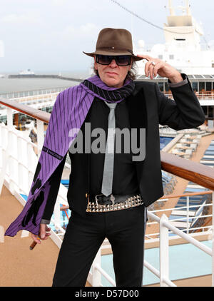 Der Sänger Udo Lindenberg posiert am Freitag (07.05.2010) à Douvres (BRD) un deck des Kreuzfahrtschiff 'Mein Schiff'. Am Samstag startete mit dem Luxuxliner «Rockliner" Der erste von Hamburg Richtung en Angleterre. An Bord handy mehrere Live-Shows mit Udo Lindenberg und weiteren Sängern statt. Retour sur l'Rockliners' des 'ist zum Feuerwerk des Hafengeburtstags am 8. Mai gepl Banque D'Images