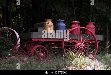 Wagon plein de bidons de lait, produits laitiers,, production laitière, le lait, des wagons, de la Nouvelle Angleterre de chariot tiré par des chevaux avec des bidons de lait, Banque D'Images