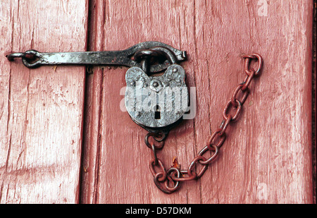 Ancienne chaîne avec cadenas sur cave porte Colonial Williamsburg, Virginie, verrou, cadenas cadenas avec verrouillage de la chaîne, verrou de porte, Banque D'Images