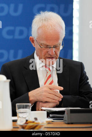 L'état fédéral de Rhénanie du Nord-Westphalie et Premier ministre sortant, Juergen Ruettgers vérifie le temps d'une réunion du président fédéral démocrate-chrétienne (CDU), au siège du parti à Berlin, Allemagne, 10 mai 2010. La coalition gouvernementale a été Ruettgers défait après seulement une période électorale avec jamais vu avant les pertes de CDU. Dans le premier, en dépit préliminaire Banque D'Images