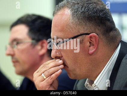 Le président de la Bundesliga allemande deuxième division soccer club FC Hansa Rostock, Joerg Hempel (R), et le membre du conseil de surveillance Torsten Voelker (L) donneront une conférence de presse à Rostock, Allemagne, 10 mai 2010. Les deux s'est excusé de la violence par les partisans de Rostock pendant le match du club à Düsseldorf et s'est engagé à accroître efforst contre la violence. Les cadreurs et policeme Banque D'Images