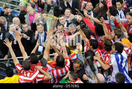 Les joueurs de l'Atletico Madrid célébrer avec le trophée lors de la cérémonie de remise des prix après l'UEFA Europa League match final entre FC Fulham et l'Atlético Madrid à Hamburg, Hamburg, Allemagne, 12 mai 2010. L'Atletico Madrid a gagné 2-1. Photo : Fabian Bimmer dpa PAS DE PÉRIPHÉRIQUES MOBILES Banque D'Images