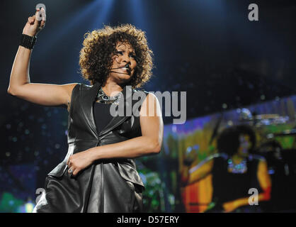 Le chanteur Whitney Houston se tient sur la scène à l'O2 Arena de Berlin, Allemagne, 12 mai 2010. Ce concert est le premier de l'alltogether dix représentations en Allemagne sur l'occaision de son retour à travers l'Europe. Le 46-year-old singer présente son nouvel album ''J'attends de toi''. Photo : Britta Pedersen Banque D'Images