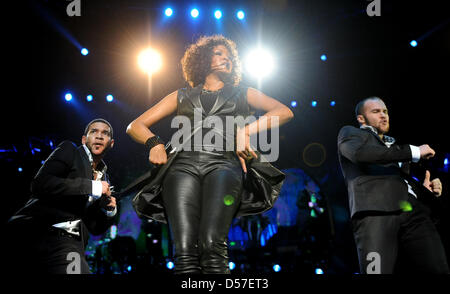 Le chanteur Whitney Houston se tient sur la scène à l'O2 Arena de Berlin, Allemagne, 12 mai 2010. Ce concert est le premier de l'alltogether dix représentations en Allemagne sur l'occaision de son retour à travers l'Europe. Le 46-year-old singer présente son nouvel album ''J'attends de toi''. Photo : Britta Pedersen Banque D'Images