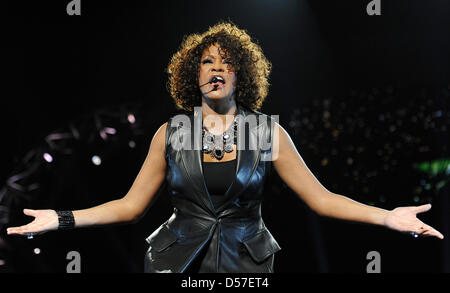 Le chanteur Whitney Houston se tient sur la scène à l'O2 Arena de Berlin, Allemagne, 12 mai 2010. Ce concert est le premier de l'alltogether dix représentations en Allemagne sur l'occaision de son retour à travers l'Europe. Le 46-year-old singer présente son nouvel album ''J'attends de toi''. Photo : Britta Pedersen Banque D'Images