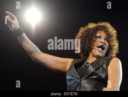 Le chanteur Whitney Houston se tient sur la scène à l'O2 Arena de Berlin, Allemagne, 12 mai 2010. Ce concert est le premier de l'alltogether dix représentations en Allemagne sur l'occaision de son retour à travers l'Europe. Le 46-year-old singer présente son nouvel album ''J'attends de toi''. Photo : Britta Pedersen Banque D'Images