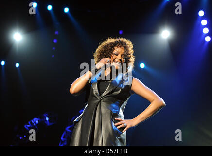 Le chanteur Whitney Houston se tient sur la scène à l'O2 Arena de Berlin, Allemagne, 12 mai 2010. Ce concert est le premier de l'alltogether dix représentations en Allemagne sur l'occaision de son retour à travers l'Europe. Le 46-year-old singer présente son nouvel album ''J'attends de toi''. Photo : Britta Pedersen Banque D'Images