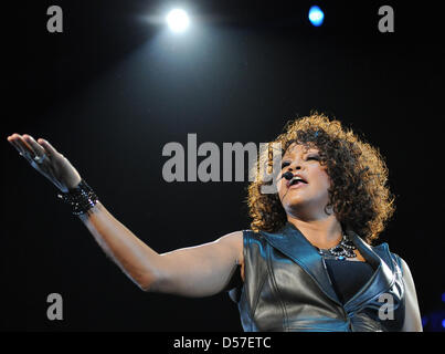 Le chanteur Whitney Houston se tient sur la scène à l'O2 Arena de Berlin, Allemagne, 12 mai 2010. Ce concert est le premier de l'alltogether dix représentations en Allemagne sur l'occaision de son retour à travers l'Europe. Le 46-year-old singer présente son nouvel album ''J'attends de toi''. Photo : Britta Pedersen Banque D'Images