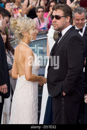 L'acteur australien et l'acteur Russell Crowe arrive avec sa femme Danielle Spencer à la cérémonie d'ouverture du 63e Festival du Film de Cannes, France, 12 mai 2010. Le Festival de Cannes 2010 se déroule du 12 au 23 mai 2010. Photo : Hubert Boesl Banque D'Images