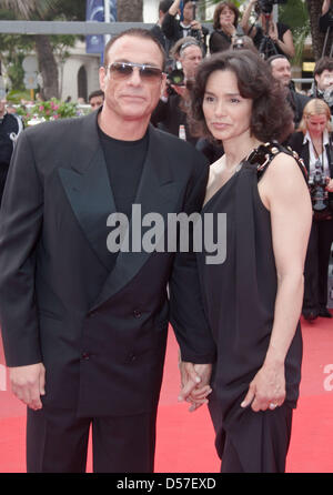 L'acteur belge Jean-Claude Van Damme et son épouse Gladys Portugues arrivent à la cérémonie d'ouverture du 63e Festival du Film de Cannes, France, 12 mai 2010. Le Festival de Cannes 2010 se déroule du 12 au 23 mai 2010. Photo : Hubert Boesl Banque D'Images