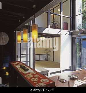 Salon japonais dans un appartement contemporain face à un petit jardin privé Banque D'Images