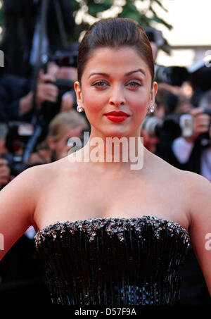 L'actrice indienne Aishwarya Rai Bachchan assiste à la première du film "Tournée" au 63e Festival du Film de Cannes au Palais des Festivals de Cannes, France, 13 mai 2010. Le Festival de Cannes 2010 se déroule du 12 au 23 mai 2010. Photo : Hubert Boesl Banque D'Images