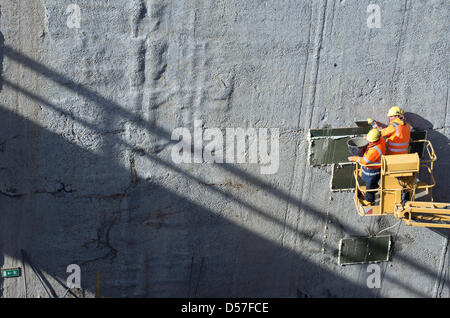 Remplissage des travailleurs dans un mur de béton dans le tunnel de l'avenir U-Bahn ligne 5 à Berlin, Allemagne, 26 mars 2013. La construction sur le U5 entre la porte de Brandebourg et Alexander Platz continuera jusqu'à l'été 2019. Photo : SOEREN STACHE Banque D'Images