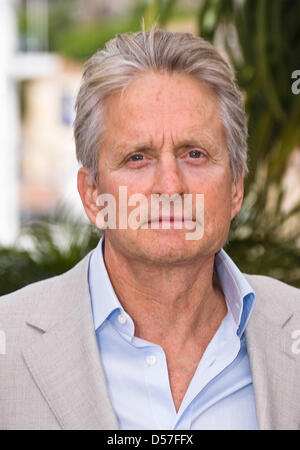 Entre nous l'acteur américain Michael Douglas participe à la photocall du film "Wall Street : l'argent ne dort jamais" au 63e Festival du Film de Cannes, France, 14 mai 2010. Le Festival de Cannes 2010 se déroule du 12 au 23 mai 2010. Photo : Hubert Boesl Banque D'Images