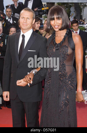 Model Naomi Campbell (R) et Vladislav Doronin arrivent pour la première de "Wall Street : l'argent ne dort jamais" au Festival de Cannes 2010 à Cannes, France, 14 mai 2010. Photo : Hubert Boesl Banque D'Images