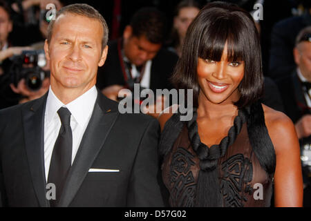 Model Naomi Campbell (R) et Vladislav Doronin arrivent pour la première de "Wall Street : l'argent ne dort jamais" au Festival de Cannes 2010 à Cannes, France, 14 mai 2010. Photo : Hubert Boesl Banque D'Images