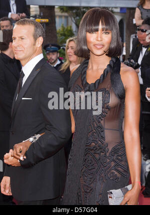 Model Naomi Campbell (R) et Vladislav Doronin arrivent pour la première de "Wall Street : l'argent ne dort jamais" au Festival de Cannes 2010 à Cannes, France, 14 mai 2010. Photo : Hubert Boesl Banque D'Images