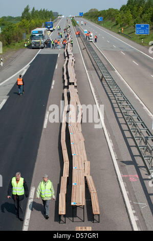 Une rangée de tablos est monté sur l'autoroute A540 près de Grevenbroich, Allemagne, 16 mai 2010. Un kilomètre d'une longue rangée de tables était monté sur l'autoroute fermée de la répétition générale de "toujours-Leben' dans thescope de Ruhr.2010 festival. Un total de 60 kilomètres de l'autoroute sera fermé le 18 juillet, lorsque plus de 20 000 tables seront installées pour former la plus longue table des cult Banque D'Images