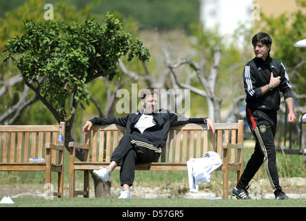 L'entraîneur-chef de l'Allemagne Joachim Loew (R) et PR manager Oliver Bierhoff (L) au cours de l'équipe nationale allemande trainings camp à Sciacca, Italie, le 16 mai 2010. L'équipe allemande pour préparer la Coupe du Monde de Football 2010 sur la Sicile. Photo : MARCUS BRANDT Banque D'Images