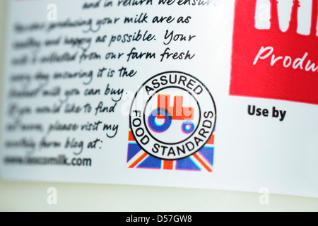 Le lait écrémé provenant de fermes de standards élevés avec des signes / logos de la farm logo standard le petit tracteur rouge Banque D'Images