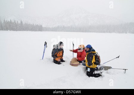 Arrêt pour un déjeuner pique-nique pendant que la raquette à Anthony Lake dans les montagnes de l'Oregon à Elkhorn. Banque D'Images