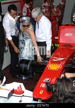 Formule 1 commercial supremo Bernie Ecclestone (R) vous permet d'actrice et chanteuse Jennifer Lopez (C) et son mari Marc Anthony (L) touch une Ferrari dans la grille pour le Grand Prix de Formule 1 2010 de Monace détenus dans le circuit de la rue de Monte Carlo, Monaco, 16 mai 2010. L'Australie Webber de Red Bull Racing a remporté le prestigieux Grand Prix de l'avant de l'Allemand coéquipier Vettel et Kubica la Pologne Banque D'Images