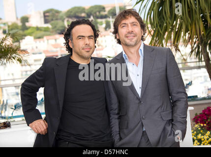 Réalisateur mexicain Alejandro Gonzalez Inarritu (L) et l'acteur espagnol Javier Bardem présentent au cours de l'appel à photo le film 'Biutiful' au 63e Festival du Film de Cannes, France, 17 mai 2010. Le film est présenté en compétition au Festival de Cannes 2010, du 12 au 23 mai. Photo : Hubert Boesl Banque D'Images