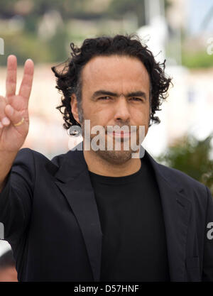 Réalisateur mexicain Alejandro Gonzalez Inarritu sourit au cours de l'appel à photo le film 'Biutiful' au 63e Festival du Film de Cannes, France, 17 mai 2010. Le film est présenté en compétition au Festival de Cannes 2010, du 12 au 23 mai. Photo : Hubert Boesl Banque D'Images