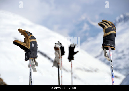 Gants sur des bâtons de ski, Alpes, Italie. Atztaler Banque D'Images