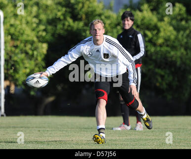 Bundestrainer Joachim Löw (r) beobachtet am Freitag (18.05.2010) Torwart Manuel Neuer beim Rugbytraining in der Anlage des Hotel Verdura dans Sciacca. Der neuseeländische Rugbyspieler trainierte Jonah Tali Lomu am heutigen Montag mit dem DFB-Team. Auf der Italienischen Insel Sicilia bereitet sich die deutsche Nationalmannschaft auf die Fußball-WM 2010 in Südafrika vor. Foto : Mar Banque D'Images