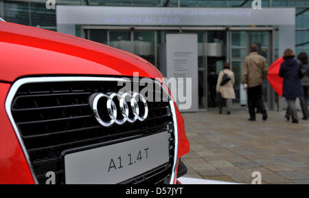 Actionnaires arrive à l'Audi AG Réunion générale à côté d'une Audi A1 à Ingolstadt, Allemagne, le 20 mai 2010. Audi s'attend à ce que les ventes mieux dans l'année en cours. Photo : FRANK LEONHARDT Banque D'Images