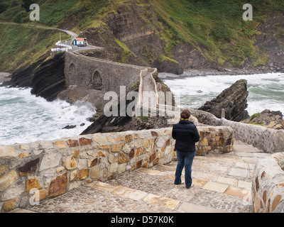 Pont de pierre dans la région de San Juan de Gaztelugatxe, Pays Basque, Espagne. Dans la photo s'affiche une femme Banque D'Images