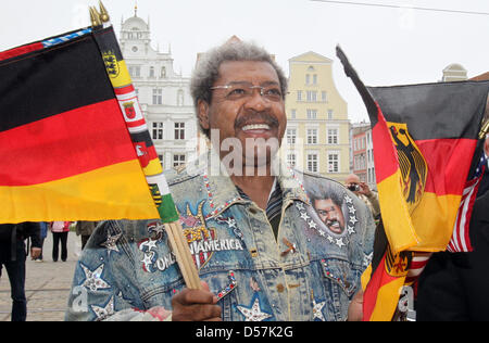 Promoteur de boxe Don King nous vagues drapeaux allemands sur la place du marché, à Rostock, Allemagne, 20 mai 2010. Le Roi a signé le livre d'or de la ville. King's boxer Meehan devra faire face à l'Chagaev boxer Universum Universum Nuit des Champions le 22 mai 2010 à Rostock. Photo : Bernd Wuestneck Banque D'Images