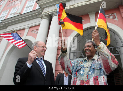 Promoteur de boxe nous Don King (R) vagues drapeaux allemands qu'il rencontre le maire de Rostock Roland Methling sur la place du marché, à Rostock, Allemagne, 20 mai 2010. Le Roi a signé le livre d'or de la ville. King's boxer Meehan devra faire face à l'Chagaev boxer Universum Universum Nuit des Champions le 22 mai 2010 à Rostock. Photo : Bernd Wuestneck Banque D'Images