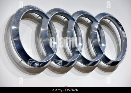 Le logo Audi en photo au siège de la société à l'Assemblée générale AG Audi à Ingolstadt, Allemagne, le 20 mai 2010. Audi s'attend à ce que les ventes mieux dans l'année en cours. Photo : FRANK LEONHARDT Banque D'Images