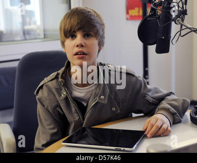 La chanteuse pop canadienne Justin Bieber visite une station de radio à Francfort-sur-Main, Allemagne, 20 mai 2010. Bieber a admis qu'il aimé filles allemandes et a dit : "Je les aime." Le 16-year-old a un grand-père allemand et parfaitement compter jusqu'à dix en allemand. Photo : Bernd Kammerer Banque D'Images