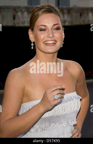 Miss Germany 2010 Anne Julia Hagen assiste au Gala de l'amfAR contre le sida dans le cadre de la 63e édition du Festival de Cannes 2010 à l'Hôtel du cap à cap d'Antibes, France, 20 mai 2010. Photo : Hubert Boesl Banque D'Images