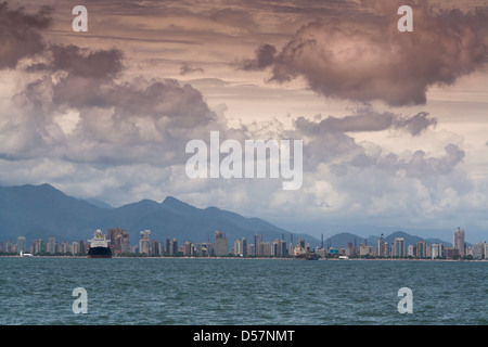 Santos, Sao Paulo, Brésil. Formulaire d'affichage de la rive de l'océan Banque D'Images